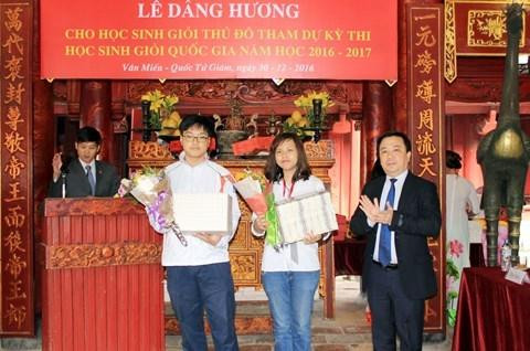 Sở GD&ĐT Hà Nội nhận sai sót trong 'lễ dâng hương cho học sinh giỏi'