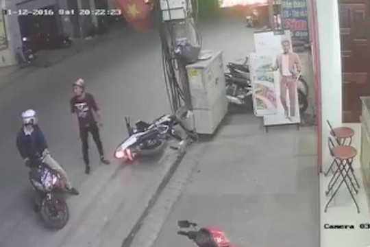 Tránh người qua đường, thanh niên tông xe máy vào cột điện