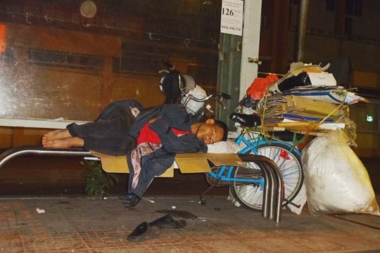 Những phận đời ngủ vỉa hè trong đêm lạnh Sài Gòn 