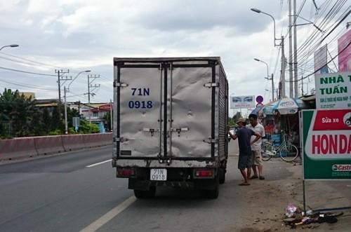 Xe tải đang chạy bốc cháy, hư hỏng nặng