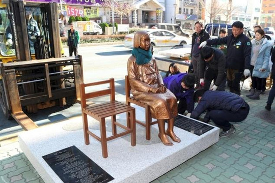 Nhật Bản yêu cầu Hàn Quốc dỡ bức tượng 'phụ nữ mua vui'
