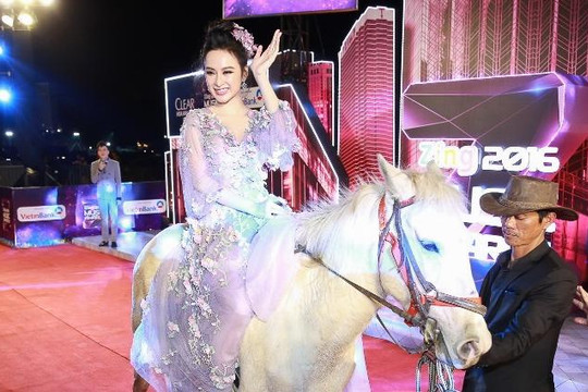 Angela Phương Trinh gây sốc khi cưỡi ngựa đến tham dự Lễ trao giải ZMA 2016