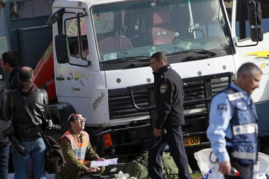 Thanh niên Palestine dùng xe tải tông chết 4 binh sĩ Israel tại Jerusalem