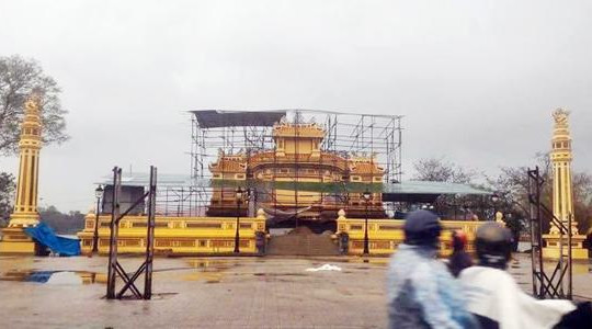 Xôn xao đài tưởng niệm chiến sĩ trận vong ở Huế được sơn vàng