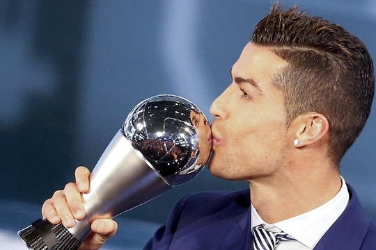 Ronaldo 'đá xéo' đối thủ truyền kiếp Messi trong lễ nhận giải Cầu thủ xuất sắc nhất