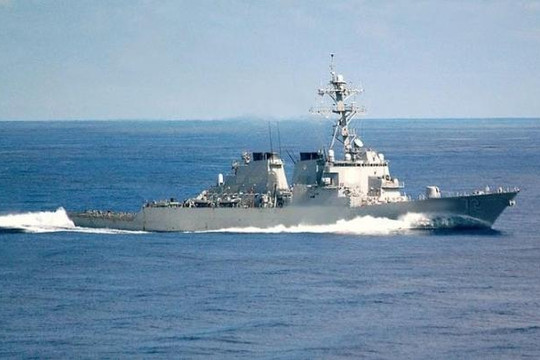 Tàu khu trục Mỹ bắn cảnh cáo 4 tàu chiến Iran
