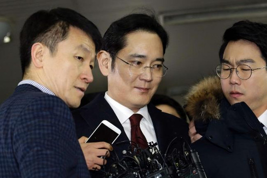 Người thừa kế Tập đoàn Samsung bị thẩm vấn vì nghi đưa hối lộ