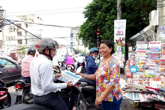 Tâm sự những người bán báo: Báo Xuân năm nay khó bán quá