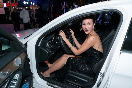 Siêu mẫu Phương Mai mặc sexy, tự lái xe đi làm MC