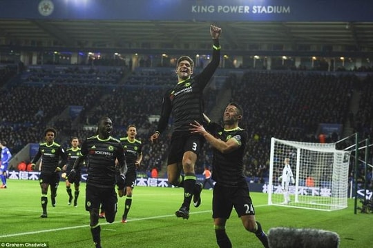 Chelsea, Arsenal đại thắng và lo lắng dành cho Manchester