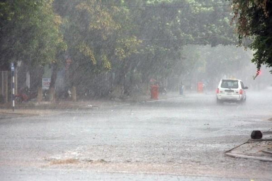 Áp thấp áp sát, Nam Bộ mưa trái mùa to đến rất to