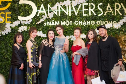 Hoa hậu 2016 Đỗ Mỹ Linh khoe trọn lưng trần trong buổi tiệc thời trang