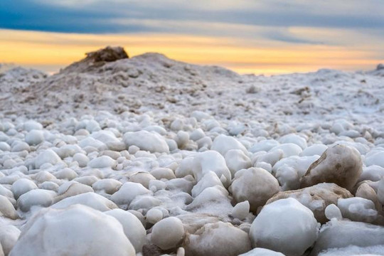 Hàng trăm quả cầu băng phủ kín bờ hồ Mỹ