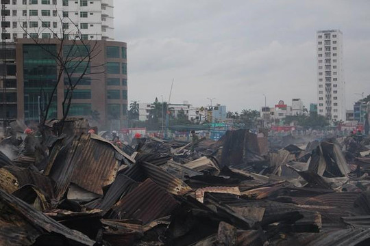Hoang tàn hiện trường vụ cháy hơn 70 nhà dân ở Nha Trang