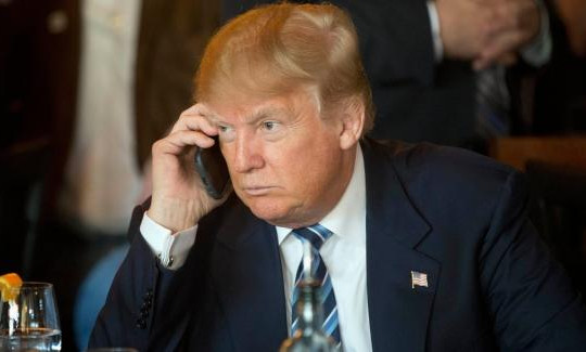 Ông Donald Trump bị 'ép' thay điện thoại mới