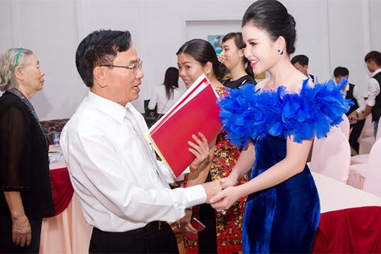 Hoa hậu Janny Thủy Trần được khen ngợi vì những công việc thiện nguyện 