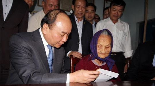 Thủ tướng dâng hương và tặng quà mẹ Việt Nam anh hùng