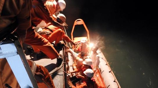 Tàu nước Anh cứu nạn ngư dân Việt trên Biển Đông