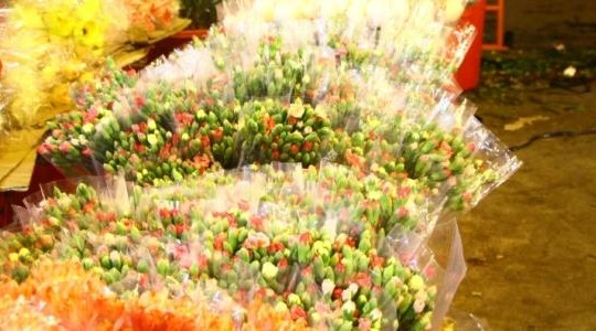 Đi chợ Tết: Cá thịt, trái cây, một số loại hoa tươi tăng giá từ 10-40%