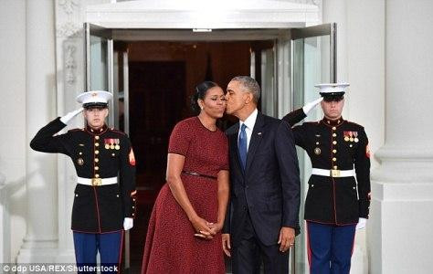 Cách nắm tay với vợ của 3 tổng thống quyền lực nói lên điều gì? 