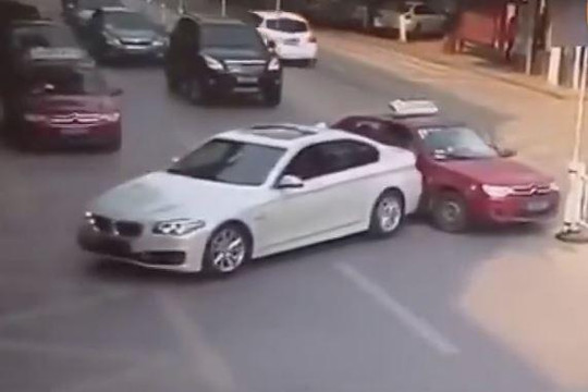 Lùi xe ngang ngược, tài xế BMW còn tấn công lái xe taxi