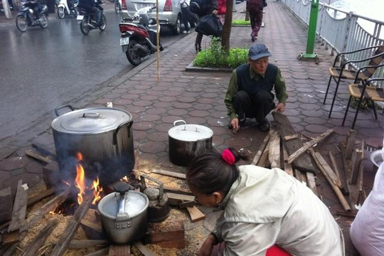Hà Nội: Người dân nổi lửa luộc bánh chưng trong đêm