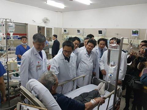Phó thủ tướng Vũ Đức Đam đến thăm các bệnh nhân tại Bạch Mai vào chiều 30 Tết
