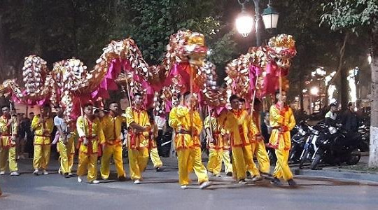 Hà Nội: Đội múa lân sư rồng 'náo loạn' phố đi bộ đêm 30 Tết