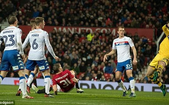Schweinsteiger vượt qua định kiến của Mourinho, giúp Man Utd đại thắng
