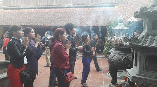 Hà Nội: Cả dòng người dài đội mưa đi lễ chùa Trấn Quốc đầu năm