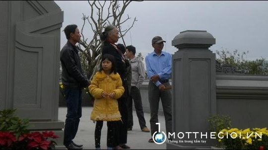 Người Đà Nẵng đến viếng mộ ông Nguyễn Bá Thanh trong dịp Tết Đinh Dậu