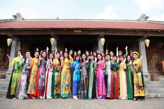 Người đẹp Kinh Bắc hào hứng với lễ hội khán hoa mẫu đơn tại chùa Phật Tích