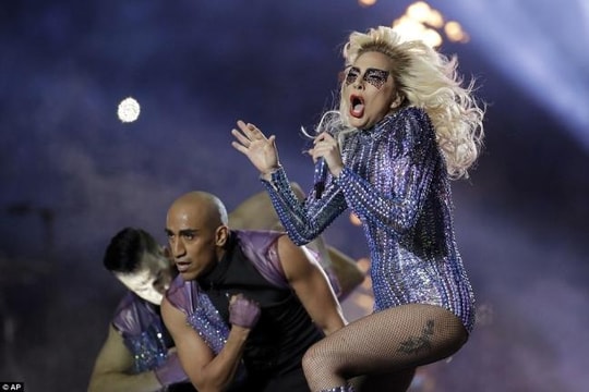 Mãn nhãn với màn trình diễn của Lady Gaga tại Super Bowl 2017