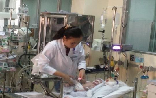 Huy động gần 10 chuyên khoa để cứu bé trai 2 ngày tuổi thoát chết