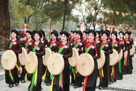 Người đẹp Kinh Bắc mặc áo tứ thân trong lễ hội Lim gây chú ý