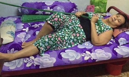 Nghệ sĩ Hoàng Lan phải lấy dây buộc bụng để ngồi dậy trên giường bệnh