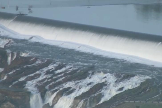 Đập thủy điện cao nhất Mỹ sắp sập, dân California sơ tán khẩn cấp