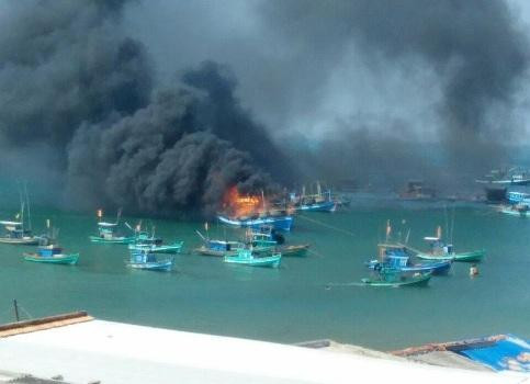 Tàu câu mực ở Phú Quốc bốc cháy dữ dội, phát nổ