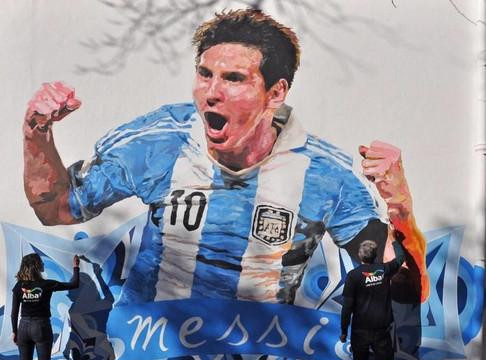  Messi gia hạn hợp đồng với Adidas, thực hiện nghĩa cử đẹp