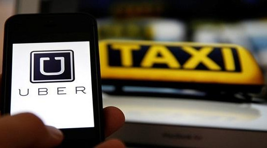 Hà Nội đề xuất gắn phù hiệu cho taxi Uber và Grab taxi
