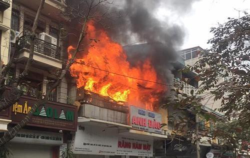 Nhà dân trong phố cổ Hà Nội cháy dữ dội, 1 người chết
