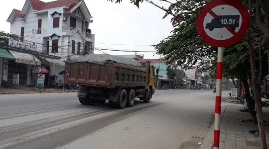Xe tải hạng nặng ‘đại náo’ đường cấm ở Đà Nẵng