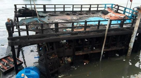 Quảng Ngãi: Tàu cá cháy rụi trong đêm, ngư dân mất trắng 4 tỉ đồng