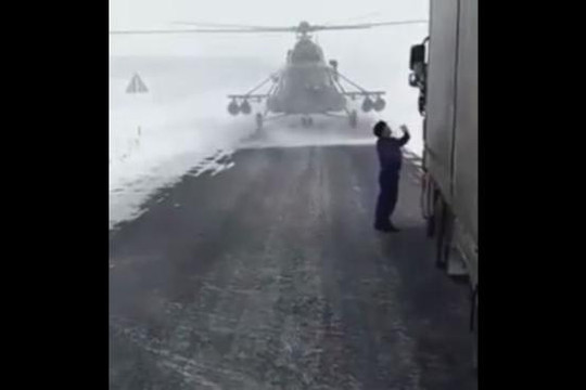 Phi công đáp trực thăng để hỏi đường tài xế xe tải