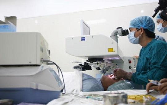 Việt Nam lần đầu ứng dụng phẫu thuật khúc xạ không chạm vào mắt