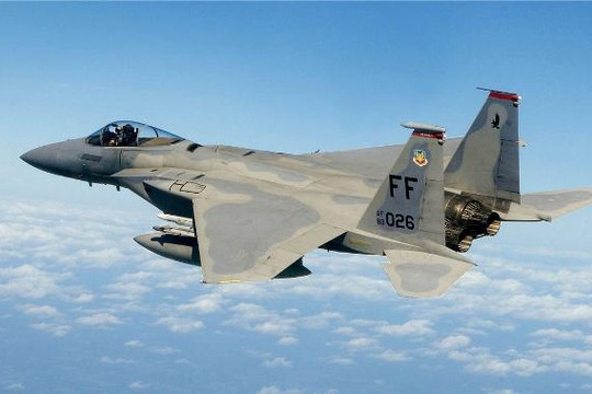  F-15 xuất kích chặn máy bay rà sát dinh thự ông Trump