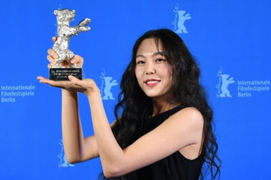 Nữ diễn viên chuyên đóng phim 18+ Kim Min Hee đoạt giải Gấu bạc tại LHP Berlin