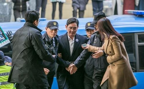 Người thừa kế Samsung điều hành công ty từ trong tù