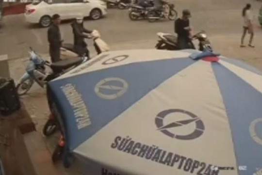 Nhóm thanh niên đi xe tay ga hỗ trợ nhau trộm xe máy