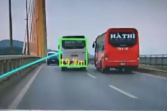 Hai xe khách lạng lách, vượt ẩu trên cầu ở Quảng Ninh